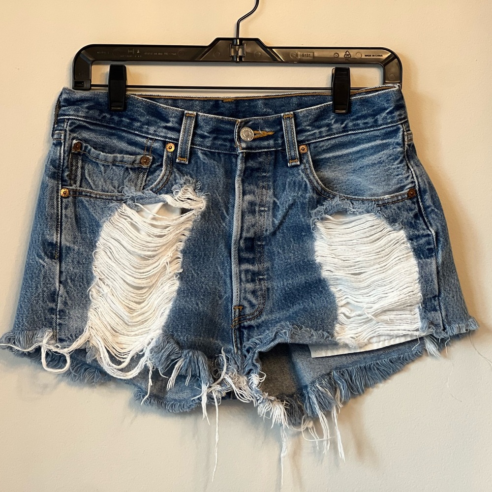 LEVI’S DESTROYED DENIM JEAN SHORTS